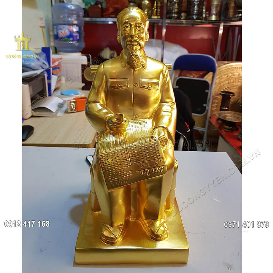 Tượng đồng B&aacute;c Hồ ngồi đọc b&aacute;o Nh&acirc;n d&acirc;n x&atilde; luận d&aacute;t v&agrave;ng 24K